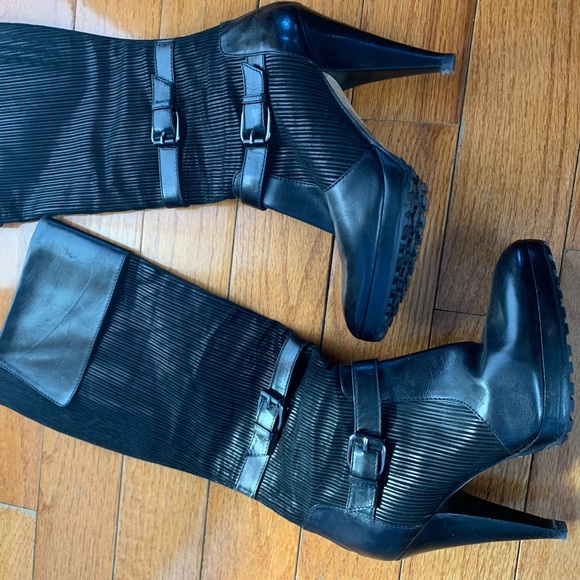 Black Oscar De La Renta Heeled Boots. Very comfortable barely worn. Size 38.5 - Picture 8 of 11